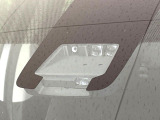 【トヨタセーフティセンス】走行中に前方の車両等を認識し、衝突しそうな時は警報とブレーキで衝突回避と被害軽減をアシスト。より安全にドライブをお楽しみいただけます。