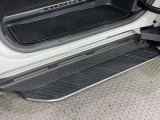 メーカーオプションの【ユニバーサルステップ】を装備。スライドドアと連動したステップにより、小さなお子様の乗り降りがし易くなります♪