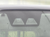 【スマートアシスト】走行中に前方の車両等を認識し、衝突しそうな時は警報とブレーキで衝突回避と被害軽減をアシスト。より安全にドライブをお楽しみいただけます。