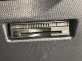 【ETC】有料道路を利用する際に料金所で停止することなく通過できる、ETC車載器(ノンストップ自動料金収受システム機器)が装備されています。セットアップを行うことで利用可能になります。