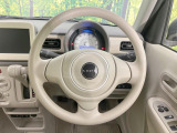 インテリアに合わせたデザインのステアリングは、運転される方のことも考え、運転しやすい形状、大きさです。是非一度、実際に触ってお確かめください。