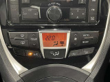 【オートエアコン】一度お好みの温度に設定すれば、車内の温度を検知し風量や温度を自動で調整。暑い&hellip;寒い&hellip;と何度もスイッチ操作をする必要はありません。快適な車内空間には必須の機能ですね♪