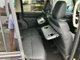 運転席・助手席後ろにカップホルダー付きのテーブルがあり、とても便利です!簡単に折りたたみできます♪後席窓には、日射しが眩しい時などにスッと引き出せるロールサンシェード付き!後席の方も快適に過ごせます♪