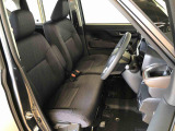 運転席の座面高さを調整できるシートリフターが付いています。フロントシートはベンチシートを採用で、座面も広く使い勝手もいいですよ♪