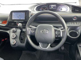 運転席まわりです。 各操作スイッチは使いやすい位置に配置されてます。