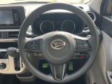 インテリアに合わせたデザインのステアリングは、運転される方のことも考え、運転しやすい形状、大きさです。是非一度、実際に触ってお確かめください。