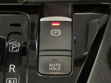 【電動パーキングブレーキ】パーキングブレーキは便利な電動式!ボタン一つで操作でき、アクセルを踏めば自動で解除されます♪レバーやペダルが無いので運転席廻りもすっきりしますね♪