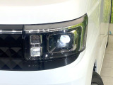 【LEDヘッドライト】悪天候や夜間走行時も良好な視界を確保し安心して運転できる高輝度LEDヘッドライトを装備!点灯速度が早く、消費電力も抑えられています。