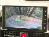 【バックカメラ】駐車時に後方がリアルタイム映像で確認できます。大型商業施設や立体駐車場での駐車時や、夜間のバック時に大活躍!運転スキルに関わらず、今や必須となった装備のひとつです!