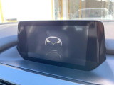 【マツダコネクトナビ】車内の雰囲気にマッチした一体型タイプのナビ。各種車輌設定やBluetooth再生等、様々な機能が楽しめます。直感的なダイヤル操作が可能で、使い勝手も良好です。