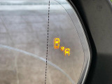 【ブラインドスポットモニター】走行中、ドアミラーの死角になりやすい箇所に後続車が接近するとサイドミラーのレンズに警告を表示!ドライバーに注意喚起をしてくれます。