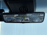 【デジタルインナーミラー】車両後方カメラの映像をミラーに映すことが出来ます。 そのため、後席に人や荷物があって後方が見えづらい場合でもしっかり視界を確保することが出来ます。