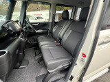 足元もゆったりで長時間の運転も疲れにくいフロントシートです。