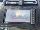 【バックガイドモニター】車両後方の映像をナビ画面に表示し、駐車などの後退操作をサポートします。