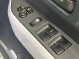 【電動格納ミラー】サイドミラーは電動格納式となっており、狭い駐車場でもキズがつくリスクを抑えられます。