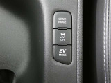 EVモードスイッチが付いています。早朝・深夜の住宅街や屋内駐車場などで、騒音や排気ガスを気にすることなく走行できます♪