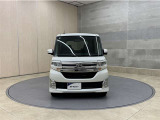 お車購入のポイントとなるフロントマスクです!シャープな目つきが印象的なデザインのヘッドランプです。