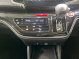 【オートエアコン】一度お好みの温度に設定すれば、車内の温度を検知し風量や温度を自動で調整。暑い&hellip;寒い&hellip;と何度もスイッチ操作をする必要はありません。快適な車内空間には必須の機能ですね♪