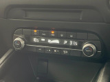 【左右独立型フルオートエアコン】運転席と助手席でそれぞれお好みの温度に設定可能。同乗者にも配慮した、快適な空調をお届け致します。