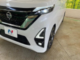 【LEDヘッドライト】悪天候や夜間走行時も良好な視界を確保し安心して運転できる高輝度LEDヘッドライトを装備!点灯速度が早く、消費電力も抑えられています。