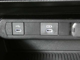 充電用USB端子付き。スマートフォンなどの充電に便利です。