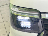 【LEDヘッドライト】悪天候や夜間走行時も良好な視界を確保し安心して運転できる高輝度LEDヘッドライトを装備!点灯速度が早く、消費電力も抑えられています。