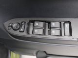 パワーウィンドウのスイッチです。 運転席に居ながら助手席の窓を開け閉めできるので便利ですよ。 ロック機能も付いてるので子供がイタズラして窓を開けるという事もできなくできますよ。