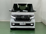 LEDヘッドライトを装備しています。LEDヘッドライトはとても明るく、雨の日や夜間走行も安全・安心です。オートライトコントロール付きで周囲の明るさに応じて自動で点灯・消灯します