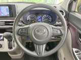 インテリアに合わせたデザインのステアリングは、運転される方のことも考え、運転しやすい形状、大きさです。是非一度、実際に触ってお確かめください。
