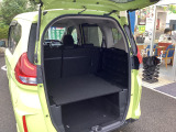 荷室は二段になっていて、かなりの収納力がございます。