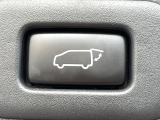 【パワーバックドア】スマートキーや運転席のボタンを押すだけでリアゲートが自動で開閉します!荷物を持っている時や、高い位置にあるバックドアを閉める際に便利な機能です♪