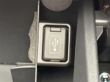 【USB端子】USB接続もついていますので携帯などの電子機器の充電にも使えて便利です♪