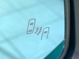 【ブラインドスポットモニター】走行中、ドアミラーの死角になりやすい箇所に後続車が接近するとサイドミラーのレンズに警告を表示!ドライバーに注意喚起をしてくれます。