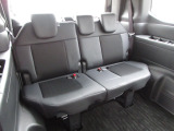 3列目シートは車内全体を爽快に見渡せて、座り心地も快適に。すべてのシートの居心地を、とことん追求しました。