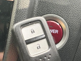 【Hondaスマートキー】カバンやポケットに入れたままでもドアの施錠・解錠が可能なスマートキーを装備。エンジンのオン・オフ時もカギを取り出す必要が無いからとっても便利です♪