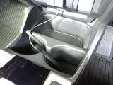 運転席からも助手席からも使いやすい位置にドリンクホルダーを配置しています。
