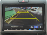 目安となるガイドライン付きのバックカメラを装備しているので、慣れない場所での車庫入れも安心です。