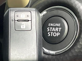 【キーレススタートシステム】カバンやポケットに入れたままでもドアの施錠・解錠が可能なスマートキーを装備。エンジンのオン・オフ時もカギを取り出す必要が無いからとっても便利です♪