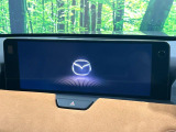 【12.3インチマツダコネクト】車内の雰囲気にマッチした大型ディスプレイ。スマホ接続でのナビ使用やBluetooth再生等、様々な機能が楽しめます。直感的なダイヤル操作が可能で、使い勝手も良好です。