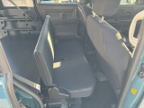 荷室とフラットなるためにベンチシートになります。