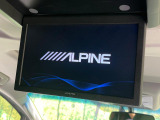 【後席モニター】家族や友人とお出かけする機会が多い方に大人気の後席モニターを装備!見やすい位置に画面がありテレビやDVDの視聴も快適!友達もお子様も、後席にしか乗らなくなるかも??