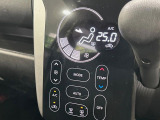 【オートエアコン】一度お好みの温度に設定すれば、車内の温度を検知し風量や温度を自動で調整。暑い&hellip;寒い&hellip;と何度もスイッチ操作をする必要はありません。快適な車内空間には必須の機能ですね♪