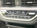 【オートエアコン】一度お好みの温度に設定すれば、車内の温度を検知し風量や温度を自動で調整。暑い&hellip;寒い&hellip;と何度もスイッチ操作をする必要はありません。快適な車内空間には必須の機能ですね♪