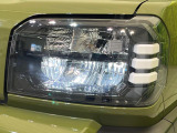 【LEDヘッドライト】悪天候や夜間走行時も良好な視界を確保し安心して運転できる高輝度LEDヘッドライトを装備!点灯速度が早く、消費電力も抑えられています。