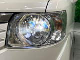 【HIDヘッドライト】非常に明るく前方を照らしてくれるので、悪天候や夜間の走行時も視界良好で安心してお乗りいただけます。