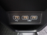便利な充電用USBジャックも付いています。