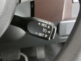 クルーズコントロールです。速度をセットするこでアクセル操作が不要の魅力的な装備です。高速道路での運転では特に重宝します♪