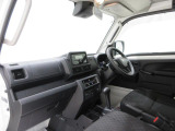 ダイハツのお店では、ダイハツ車を知り尽くしたプロフェッショナルが、専用の診断機器を使って各システムを点検しております。