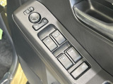 【電動格納ミラー】サイドミラーは電動格納式となっており、狭い駐車場でもキズがつくリスクを抑えられます。