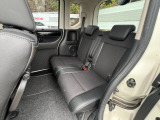 2列目にご乗車の方もゆったり足が組める驚きの広さです。